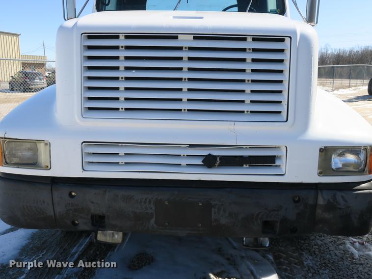 image for item DB8877 1994 International 8300 semi truck