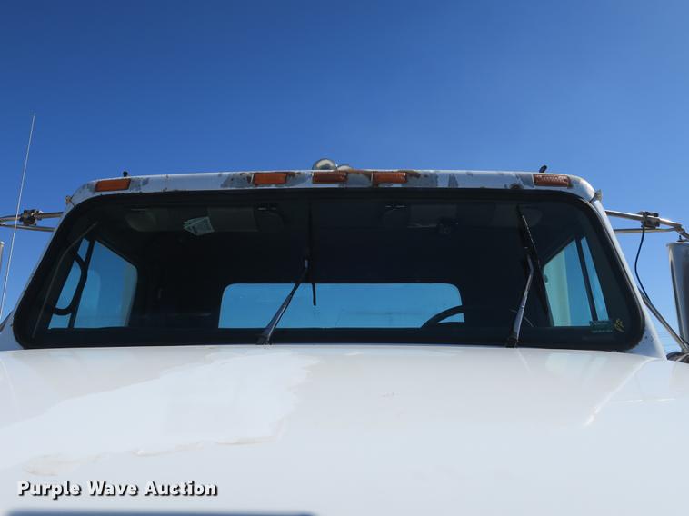 image for item DB8877 1994 International 8300 semi truck