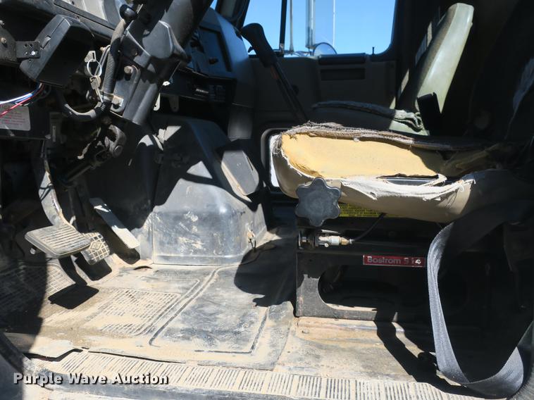 image for item DB8877 1994 International 8300 semi truck