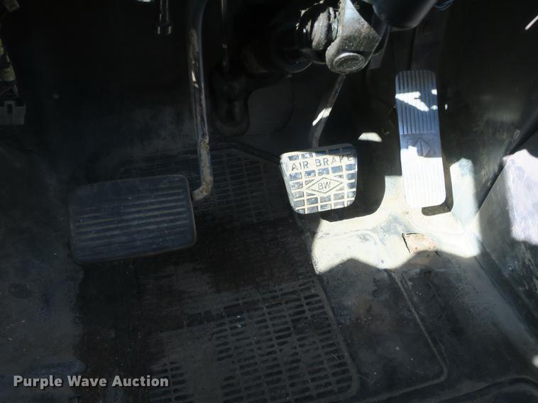 image for item DB8877 1994 International 8300 semi truck