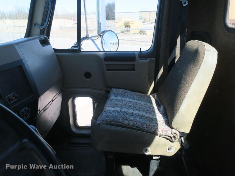 image for item DB8877 1994 International 8300 semi truck