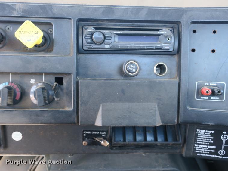 image for item DB8877 1994 International 8300 semi truck