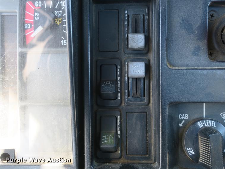 image for item DB8877 1994 International 8300 semi truck