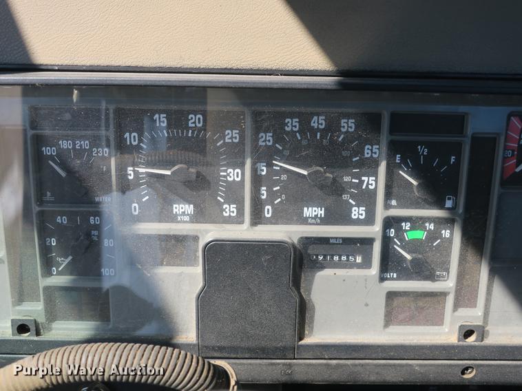 image for item DB8877 1994 International 8300 semi truck