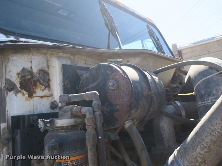 image for item DB8877 1994 International 8300 semi truck