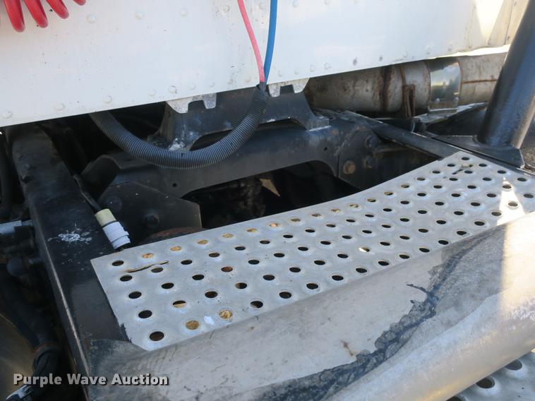 image for item DB8881 1999 International 9100 semi truck