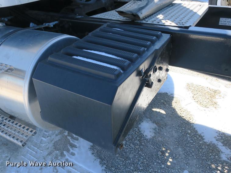 image for item DB8881 1999 International 9100 semi truck