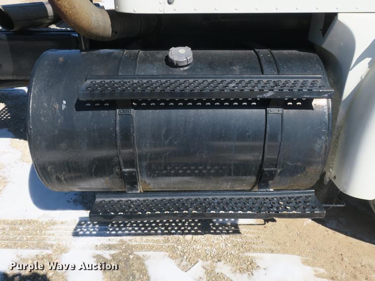 image for item DB8881 1999 International 9100 semi truck