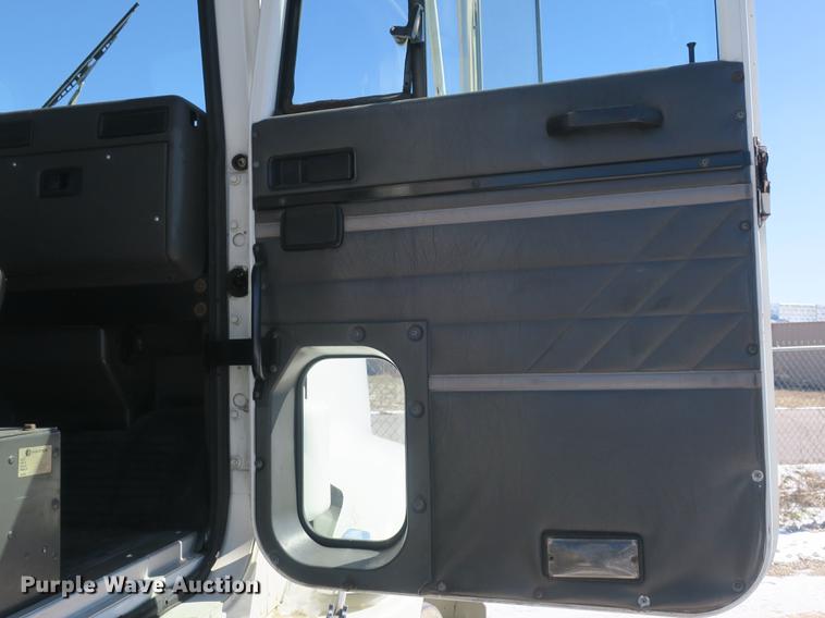 image for item DB8881 1999 International 9100 semi truck