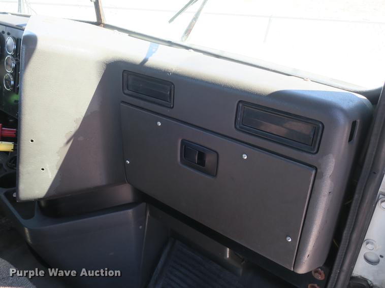 image for item DB8881 1999 International 9100 semi truck