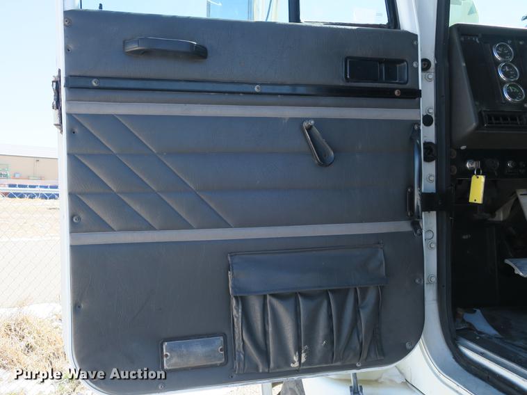 image for item DB8881 1999 International 9100 semi truck