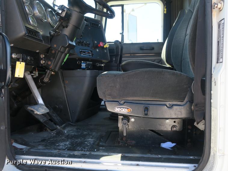 image for item DB8881 1999 International 9100 semi truck