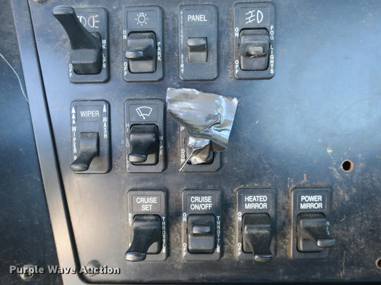 image for item DB8881 1999 International 9100 semi truck