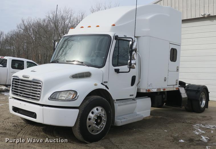 image for item DB8890 2005 Freightliner Business Class M2 semi truck