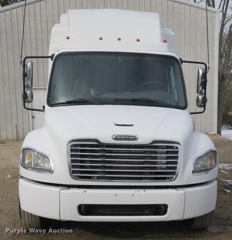 image for item DB8890 2005 Freightliner Business Class M2 semi truck