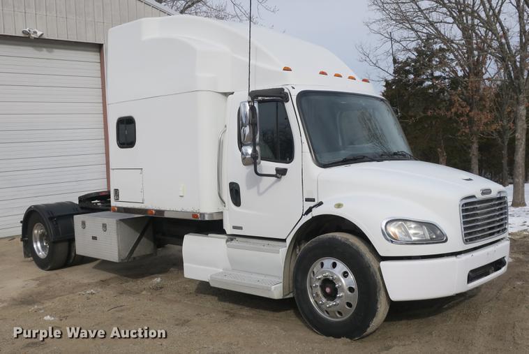 image for item DB8890 2005 Freightliner Business Class M2 semi truck