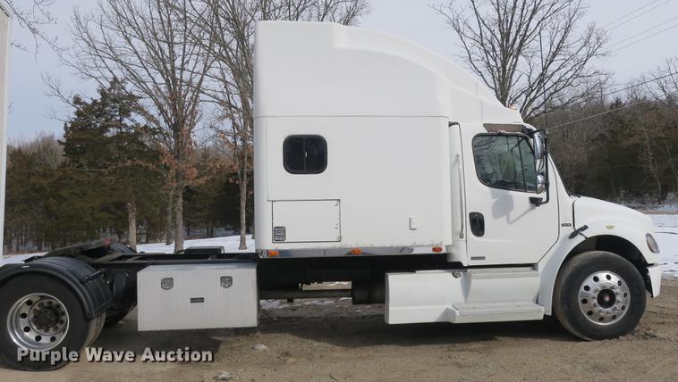 image for item DB8890 2005 Freightliner Business Class M2 semi truck