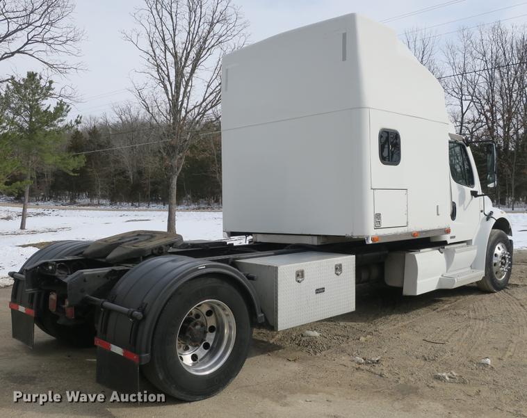 image for item DB8890 2005 Freightliner Business Class M2 semi truck