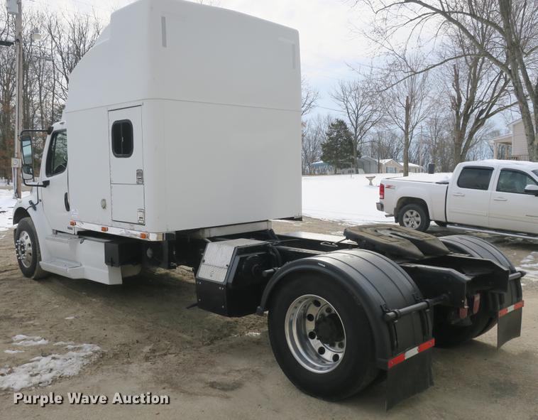 image for item DB8890 2005 Freightliner Business Class M2 semi truck