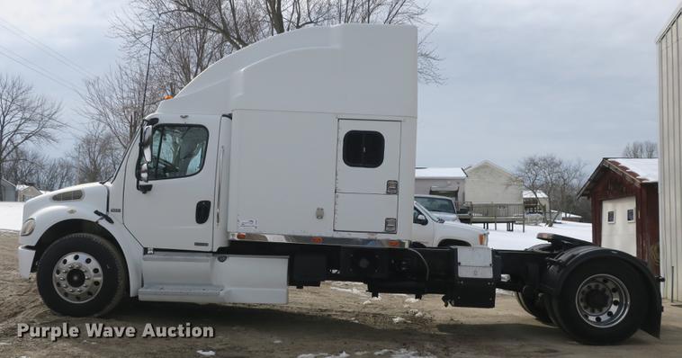 image for item DB8890 2005 Freightliner Business Class M2 semi truck