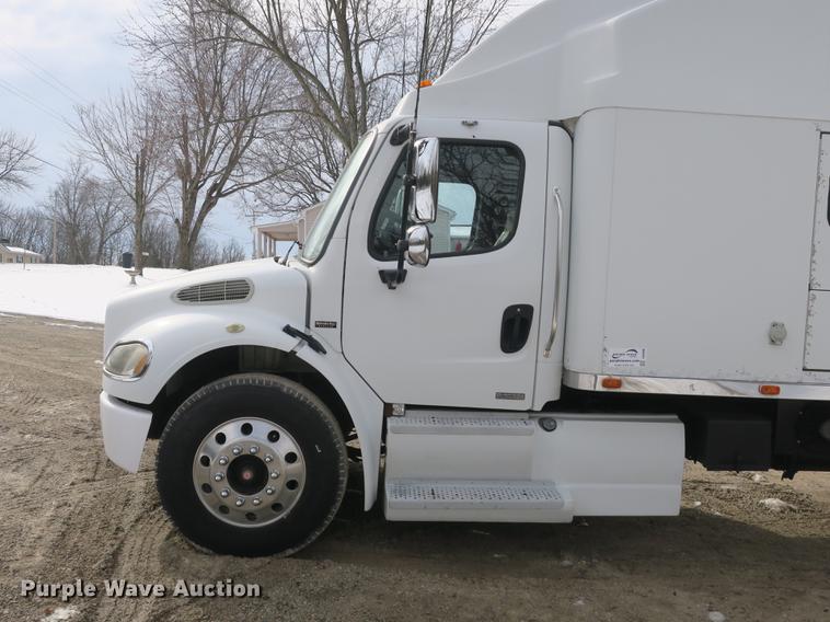 image for item DB8890 2005 Freightliner Business Class M2 semi truck