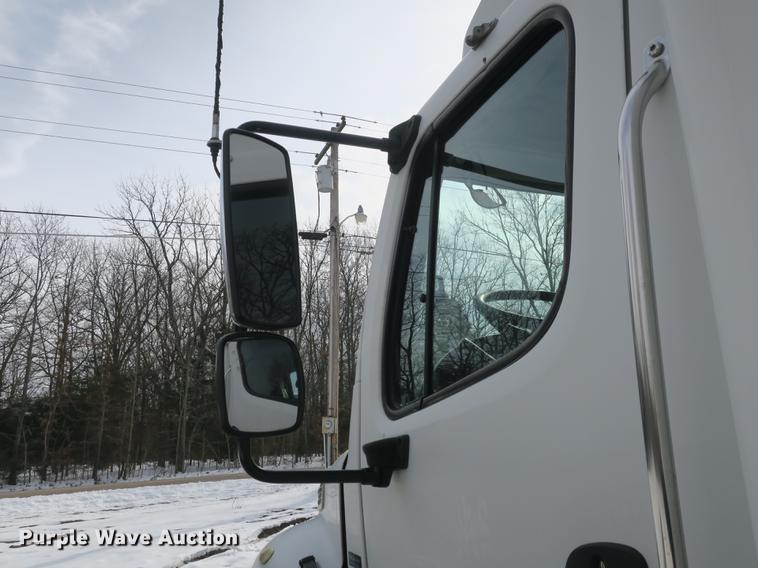 image for item DB8890 2005 Freightliner Business Class M2 semi truck