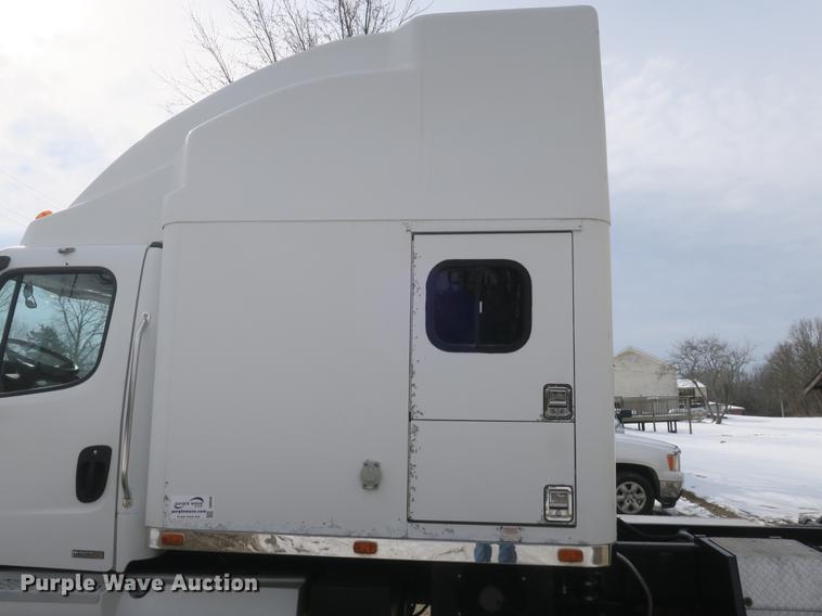 image for item DB8890 2005 Freightliner Business Class M2 semi truck