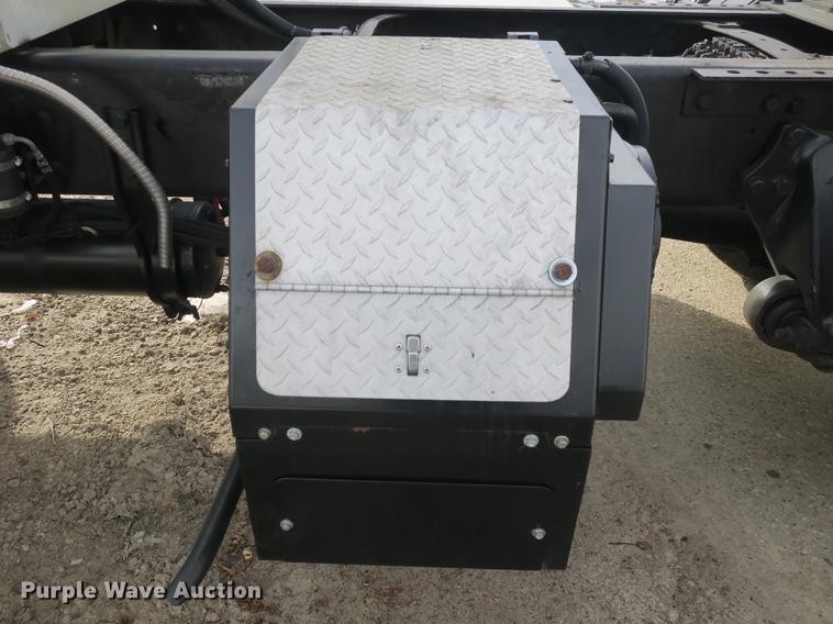 image for item DB8890 2005 Freightliner Business Class M2 semi truck