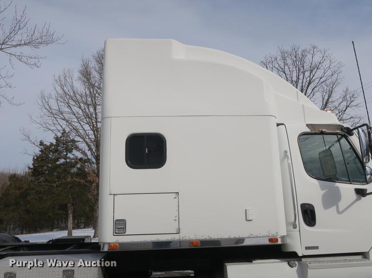 image for item DB8890 2005 Freightliner Business Class M2 semi truck