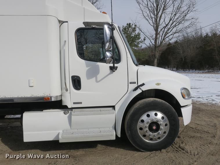 image for item DB8890 2005 Freightliner Business Class M2 semi truck