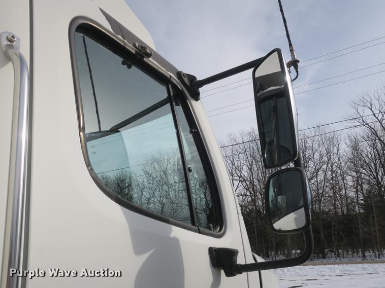 image for item DB8890 2005 Freightliner Business Class M2 semi truck