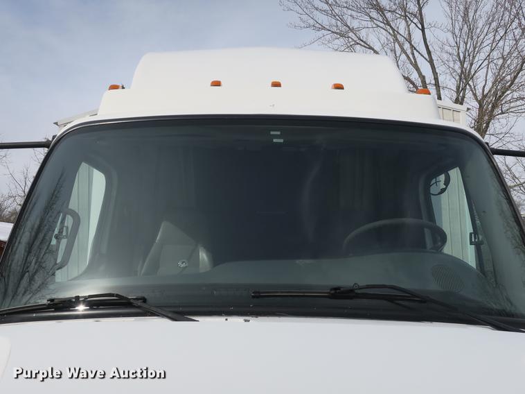 image for item DB8890 2005 Freightliner Business Class M2 semi truck