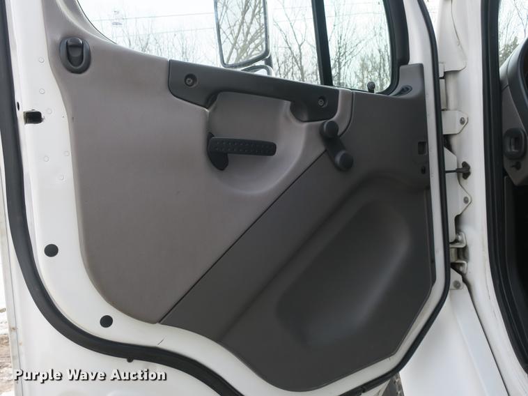 image for item DB8890 2005 Freightliner Business Class M2 semi truck