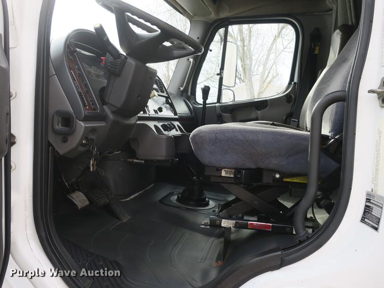 image for item DB8890 2005 Freightliner Business Class M2 semi truck