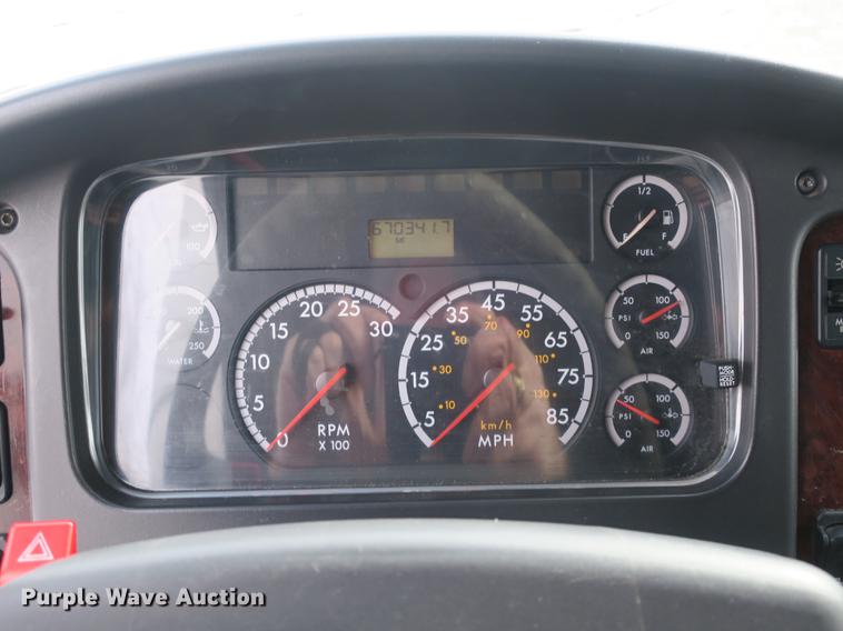 image for item DB8890 2005 Freightliner Business Class M2 semi truck