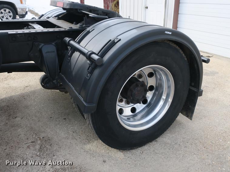 image for item DB8890 2005 Freightliner Business Class M2 semi truck