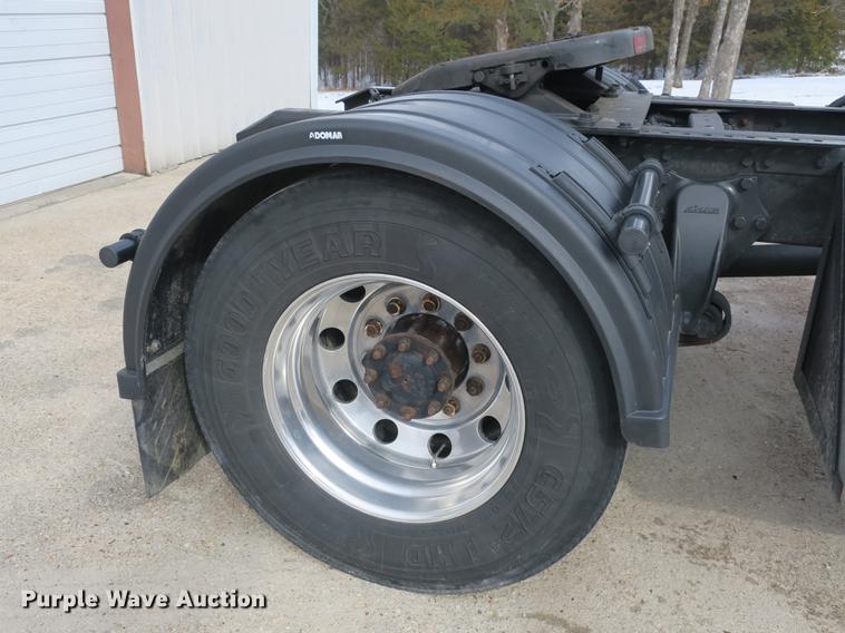 image for item DB8890 2005 Freightliner Business Class M2 semi truck