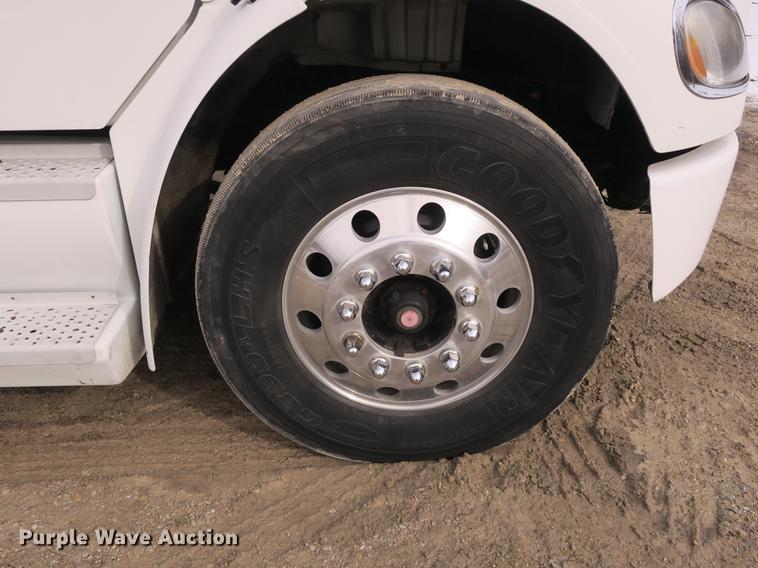 image for item DB8890 2005 Freightliner Business Class M2 semi truck