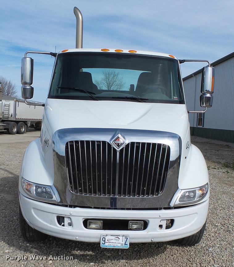 image for item DD2354 2007 International 8600 semi truck