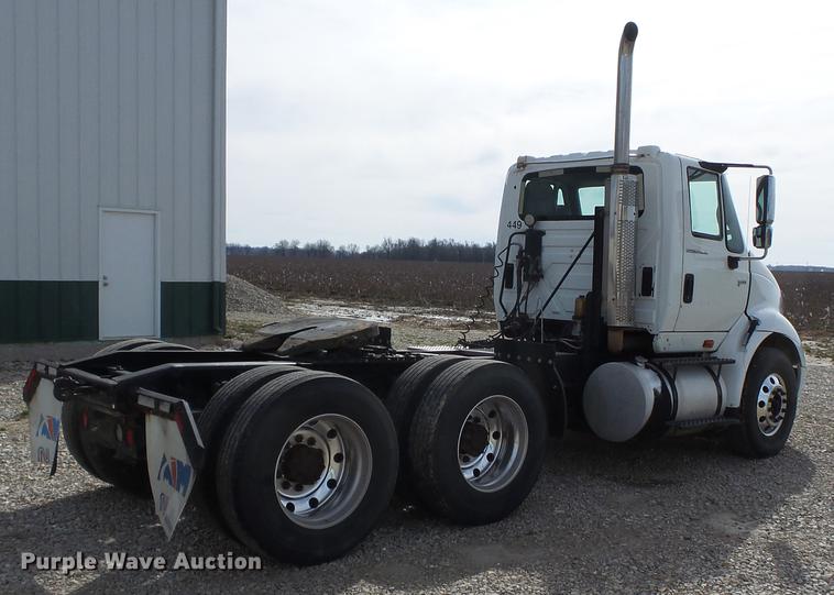 image for item DD2354 2007 International 8600 semi truck