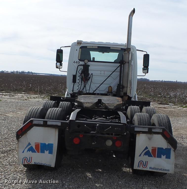 image for item DD2354 2007 International 8600 semi truck