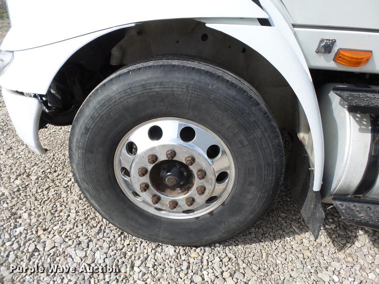 image for item DD2354 2007 International 8600 semi truck