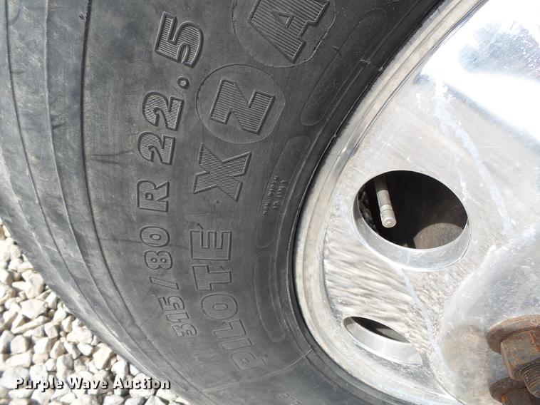 image for item DD2354 2007 International 8600 semi truck