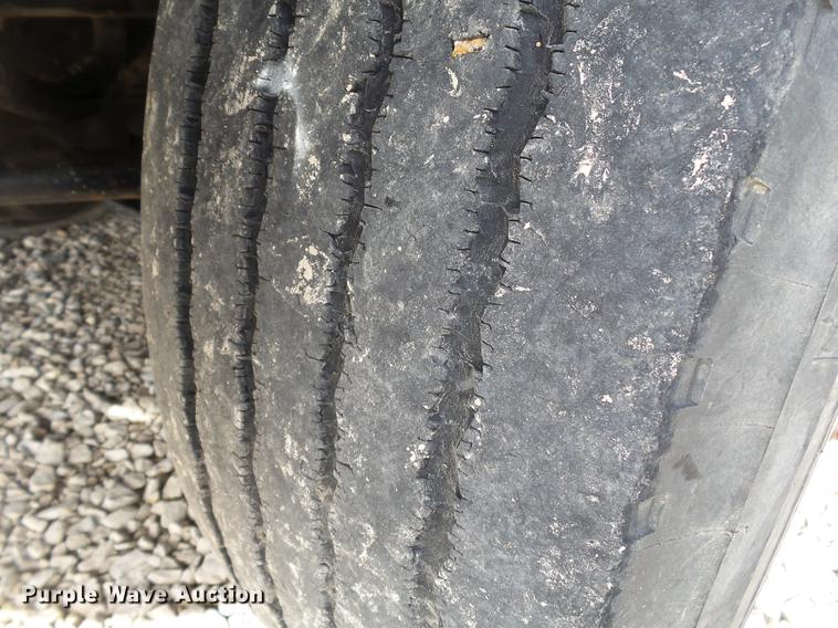 image for item DD2354 2007 International 8600 semi truck