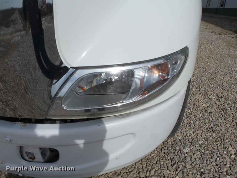 image for item DD2354 2007 International 8600 semi truck