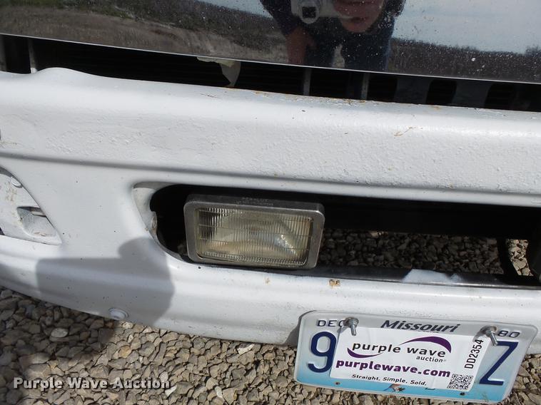 image for item DD2354 2007 International 8600 semi truck