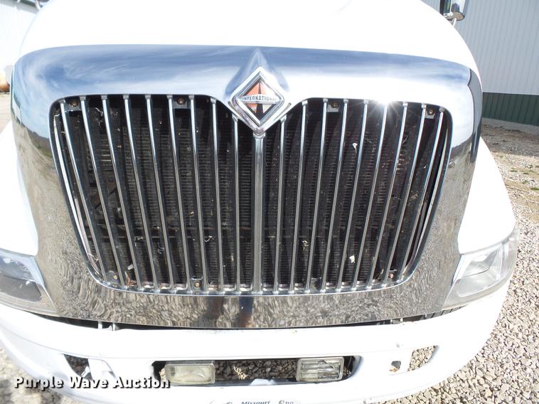 image for item DD2354 2007 International 8600 semi truck