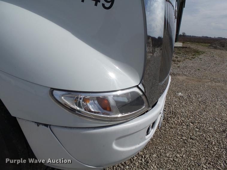 image for item DD2354 2007 International 8600 semi truck