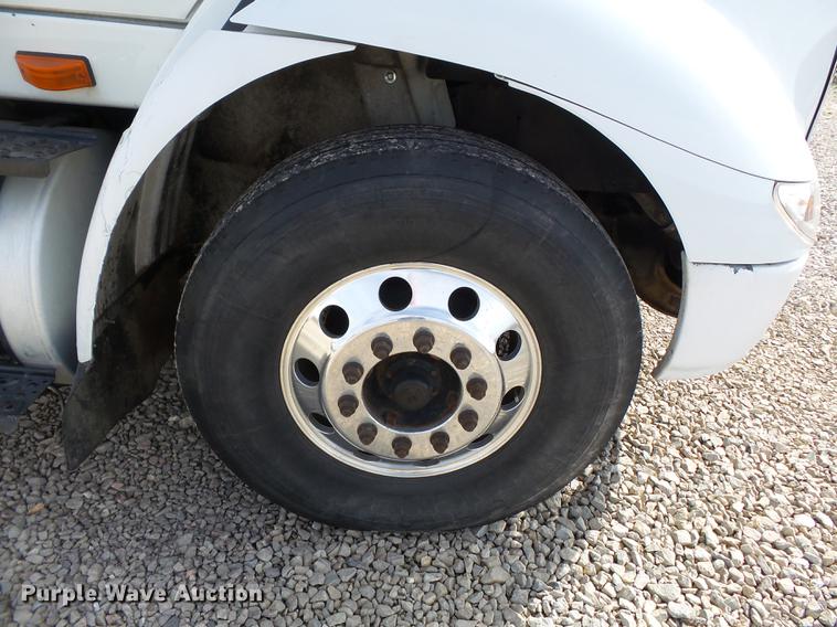 image for item DD2354 2007 International 8600 semi truck