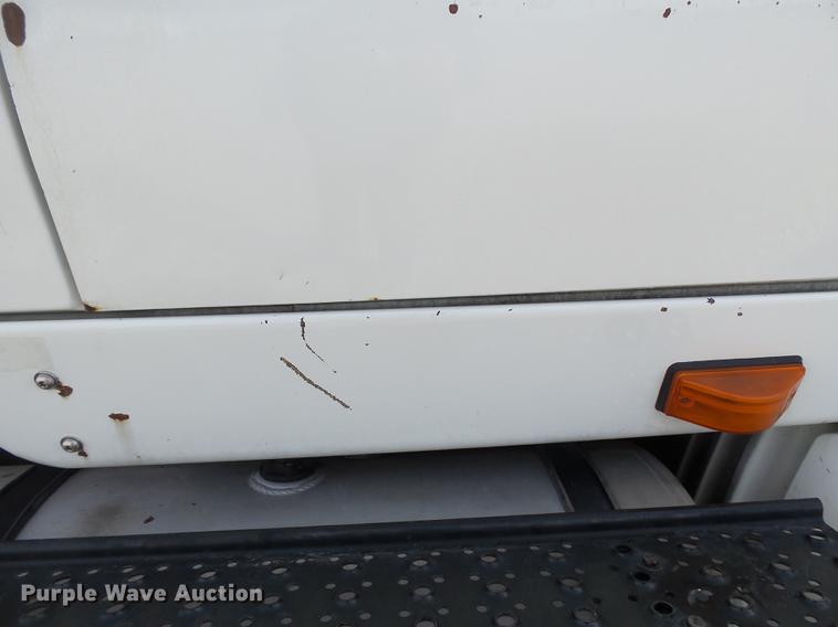 image for item DD2354 2007 International 8600 semi truck